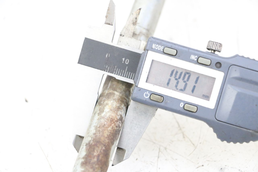 photo de OŚ KOŁA TYLNEGO HYOSUNG XRX 125 (2000 - 2008) - Szczegół części