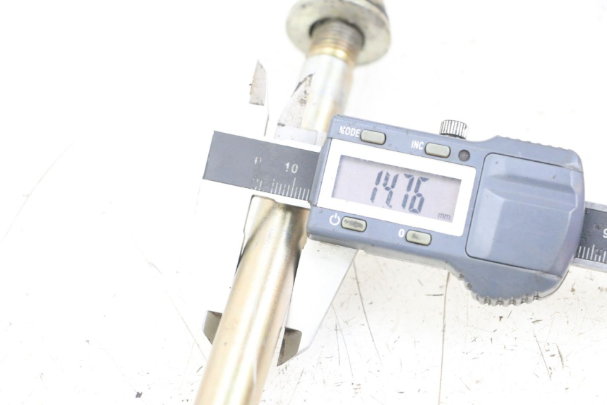 photo de OŚ KOŁA TYLNEGO SYM XS 125 (2007 - 2016) - Inny kąt widzenia