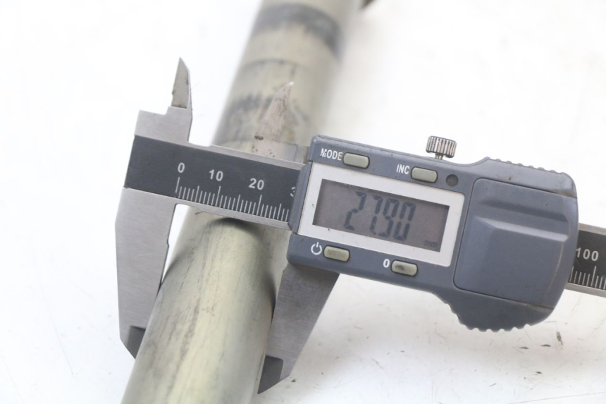 photo de OŚ KOŁA TYLNEGO YAMAHA FZ1 FAZER 1000 (2007 - 2009) - Zbliżenie techniczne