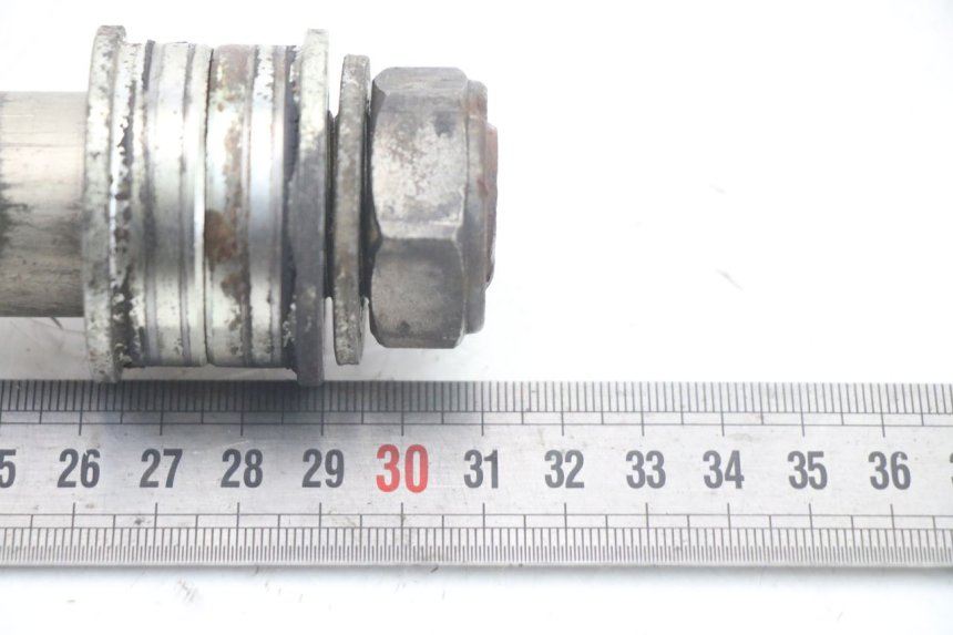 photo de OŚ KOŁA TYLNEGO YAMAHA FZ6 FAZER S2 600 (2007 - 2011) - Inny kąt widzenia