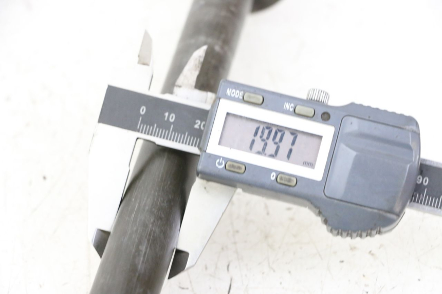 photo de OŚ KOŁA TYLNEGO YAMAHA FZS FAZER 600 (2001 - 2003) - Szczegół części