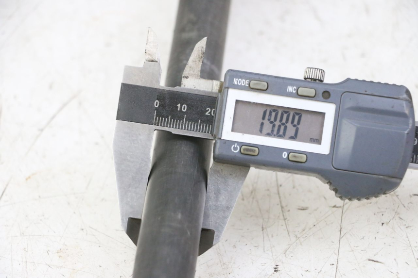 photo de OŚ KOŁA TYLNEGO YAMAHA FZS FAZER 600 (2001 - 2003) - Inny kąt widzenia