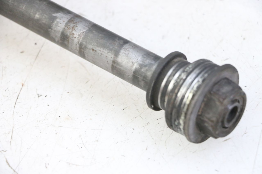 photo de OŚ KOŁA TYLNEGO YAMAHA FZS FAZER 600 (2001 - 2003) - Zbliżenie techniczne