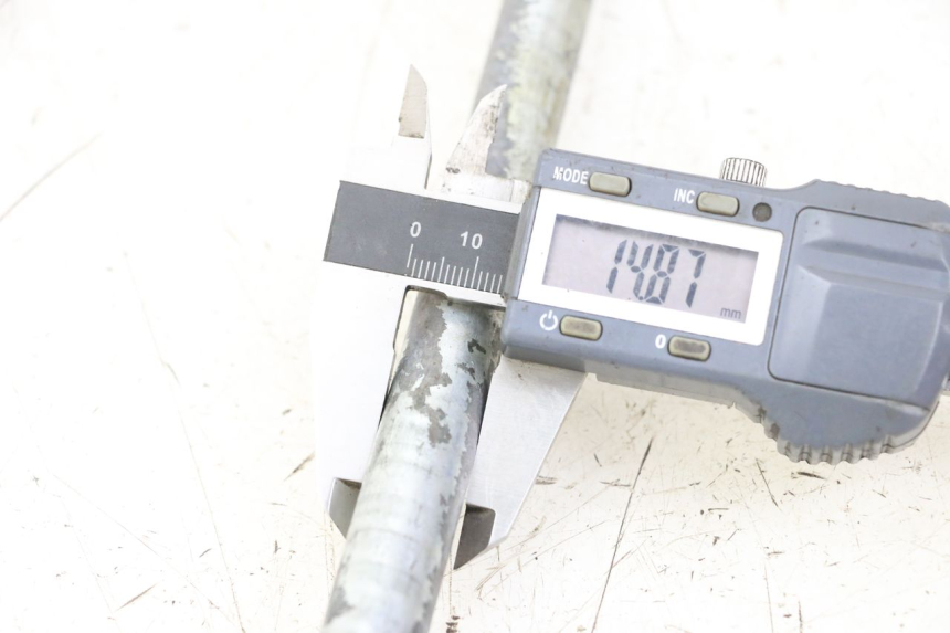 photo de OŚ KOŁA TYLNEGO YAMAHA XVS DRAG STAR DRAGSTAR 650 (1997 - 2007) - Inny kąt widzenia