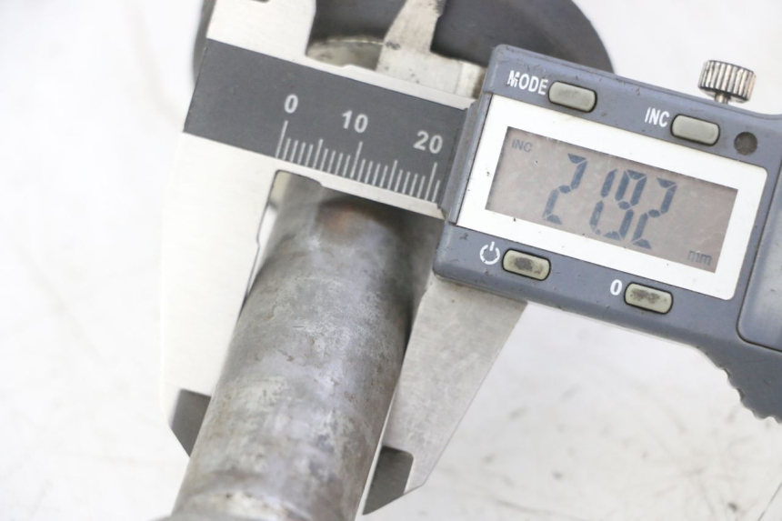 photo de OŚ KOŁA TYLNEGO YAMAHA YZ-F YZF 250 (2007 - 2013) - Szczegół części