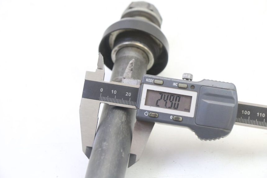 photo de OŚ KOŁA TYLNEGO YAMAHA YZ-F YZF 250 (2014 - 2018) - Zbliżenie techniczne