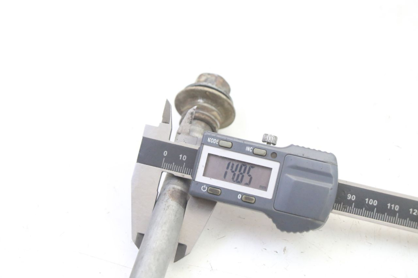 photo de OŚ KOŁA TYLNEGO YAMAHA YZ 85 (2022 - 2025) - Zbliżenie techniczne