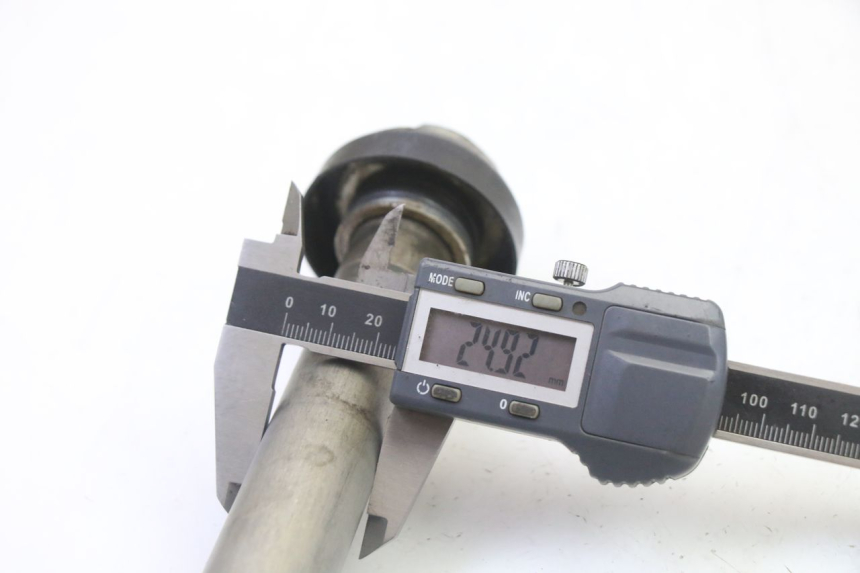 photo de OŚ KOŁA TYLNEGO YAMAHA YZF YZ-F 450 (2014 - 2016) - Zbliżenie techniczne