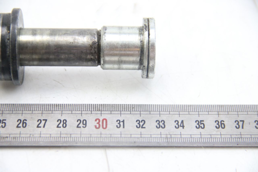 photo de OŚ KOŁA TYLNEGO KAWASAKI Z ABS 1000 (2014 - 2020) - Zbliżenie techniczne