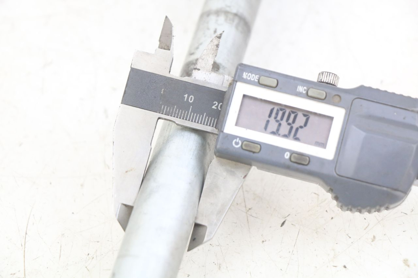 photo de OŚ KOŁA TYLNEGO KAWASAKI Z 750 (2007 - 2013) - Inny kąt widzenia