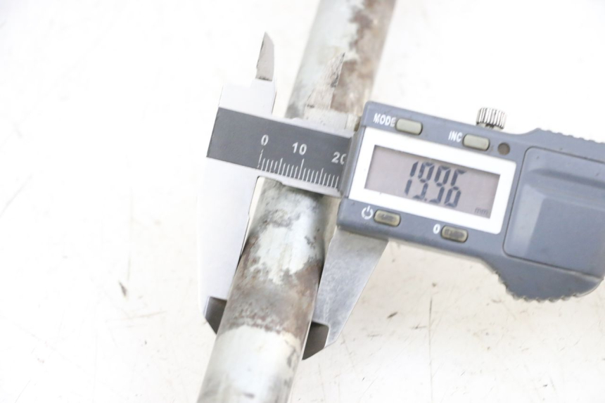 photo de OŚ KOŁA TYLNEGO KAWASAKI ZR 7 750 (1999 - 2004) - Szczegół części