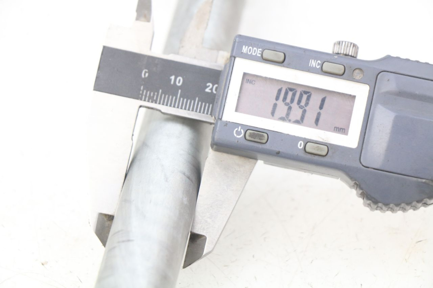 photo de OŚ KOŁA TYLNEGO KAWASAKI ZR7 ZR-7 S 750 (1999 - 2004) - Inny kąt widzenia