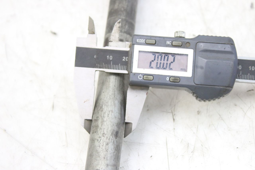 photo de OŚ KOŁA TYLNEGO KAWASAKI ZX-6R ZX6R 600 (1995 - 1997) - Zoom stanu zużycia