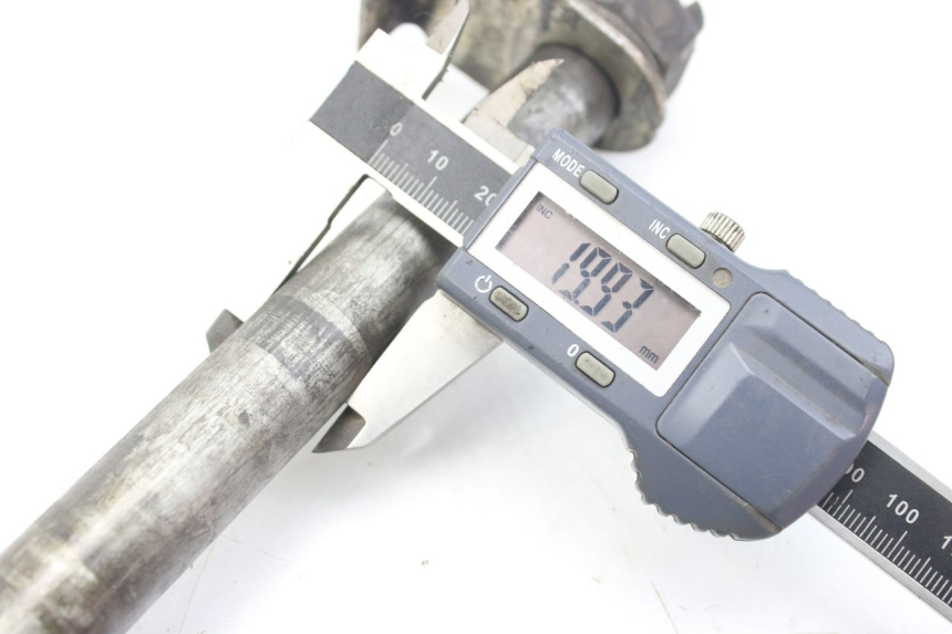 photo de OŚ KOŁA TYLNEGO KAWASAKI ZZR 600 (1995 - 2004) - Zoom stanu zużycia