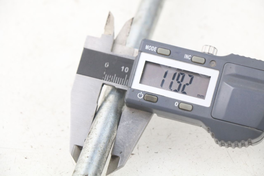 photo de OŚ KOŁA PRZEDNIEGO KYMCO AGILITY 4T 50 (2018 - 2022) - Inny kąt widzenia