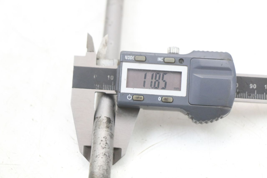 photo de OŚ KOŁA PRZEDNIEGO KYMCO AGILITY 4T 50 (2018 - 2022) - Inny kąt widzenia