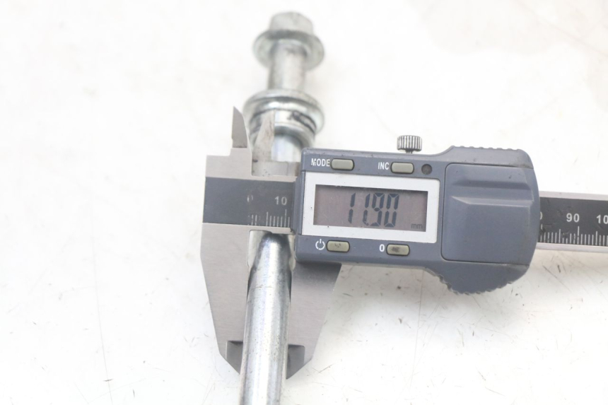 photo de OŚ KOŁA PRZEDNIEGO KYMCO AGILITY 4T 50 (2018 - 2022) - Inny kąt widzenia