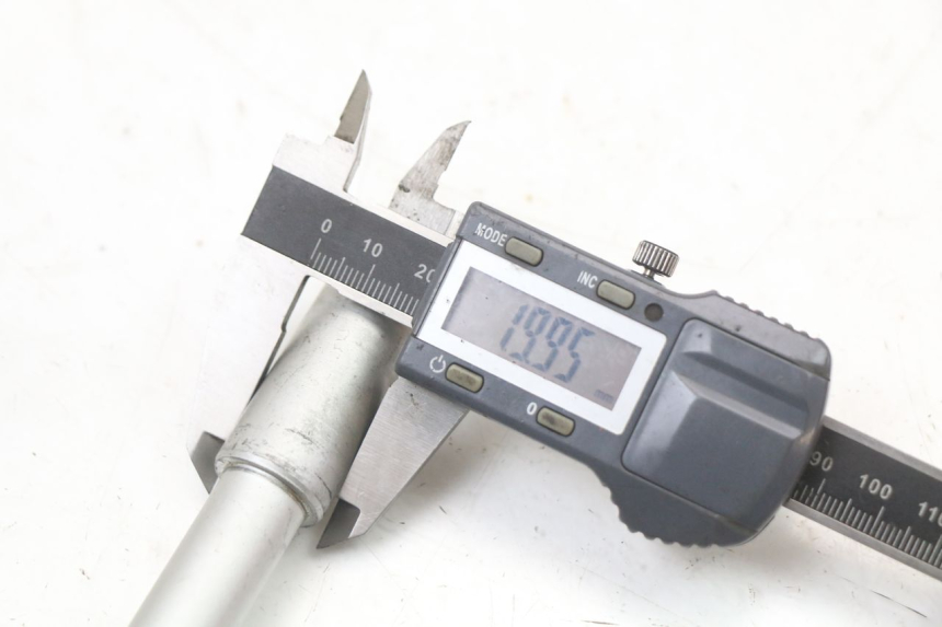 photo de OŚ KOŁA PRZEDNIEGO APRILIA SR MOTARD 50 (2012 - 2018) - Zbliżenie techniczne