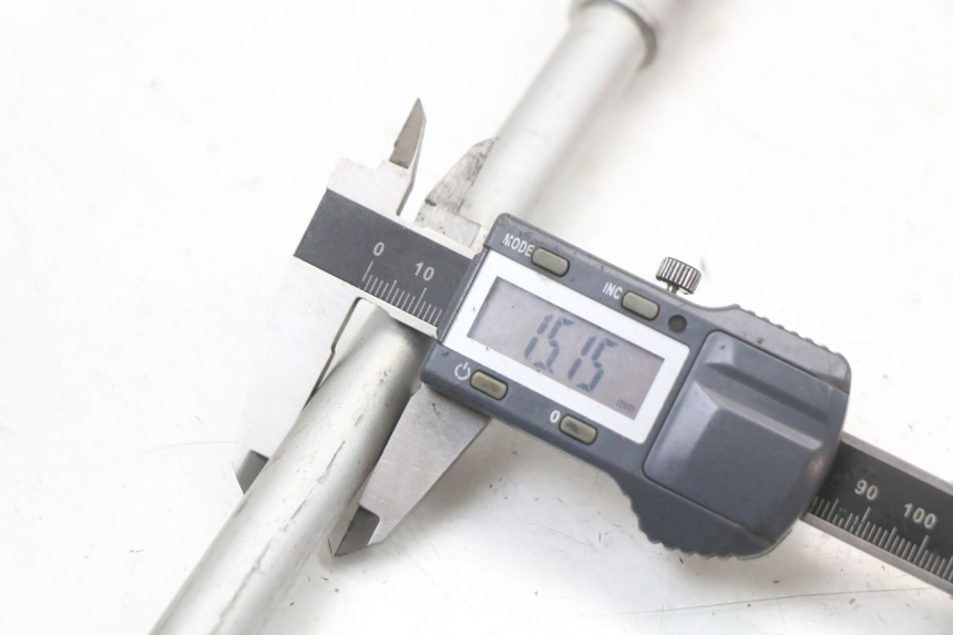 photo de OŚ KOŁA PRZEDNIEGO APRILIA SR MOTARD 50 (2012 - 2018) - Widok ogólny