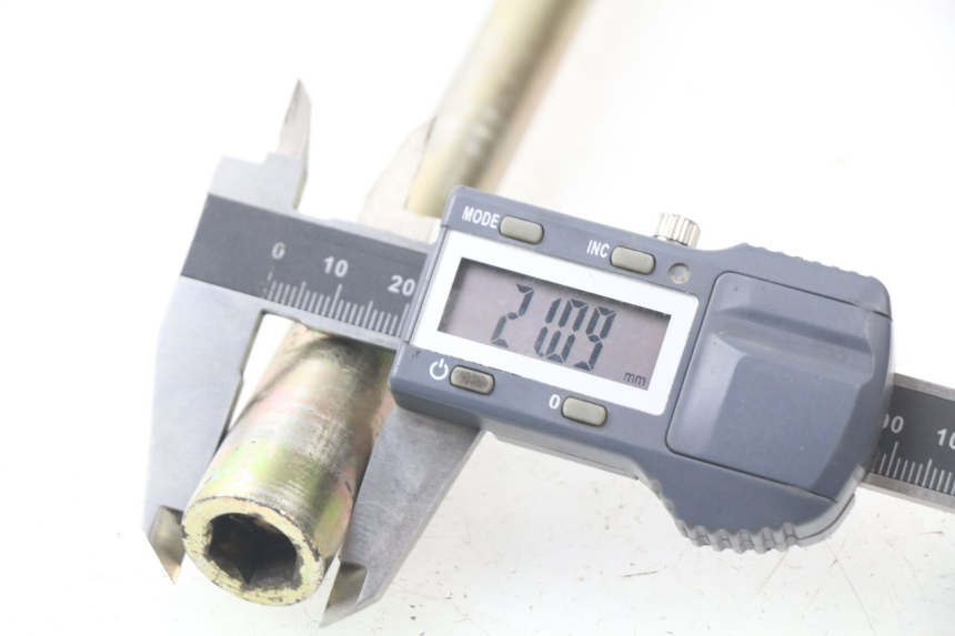 photo de OŚ KOŁA PRZEDNIEGO HYOSUNG AQUILA GV 125 (2009 - 2016) - Szczegół części