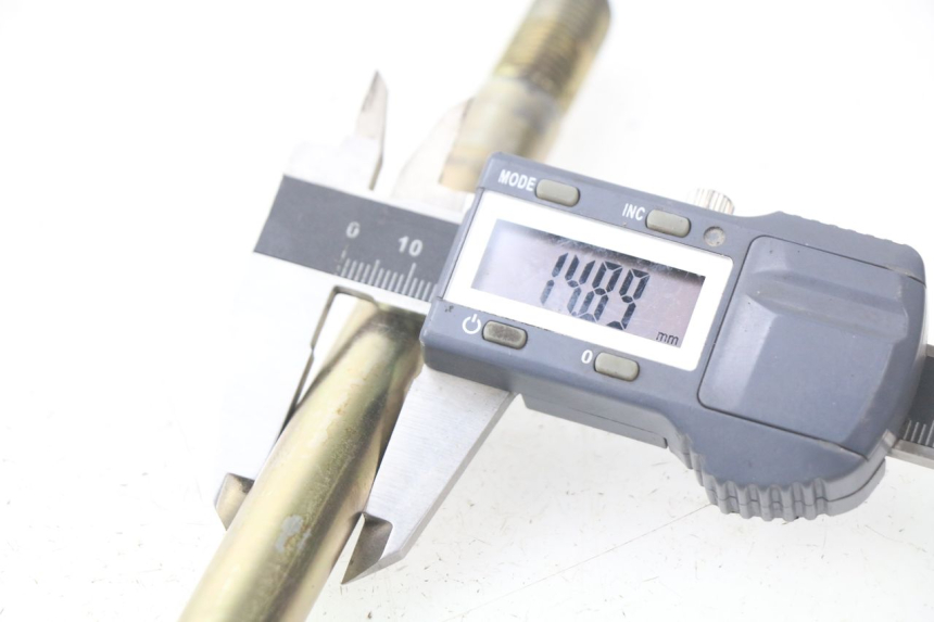 photo de OŚ KOŁA PRZEDNIEGO HYOSUNG AQUILA GV 125 (2009 - 2016) - Zoom stanu zużycia