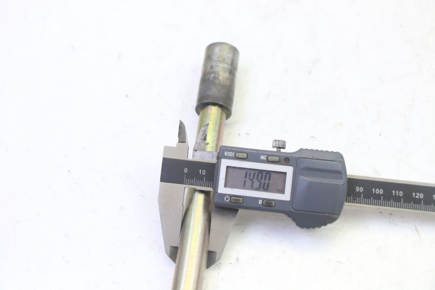 photo de OŚ KOŁA PRZEDNIEGO HYOSUNG GV AQUILA 125 (2000 - 2009) - Zbliżenie techniczne