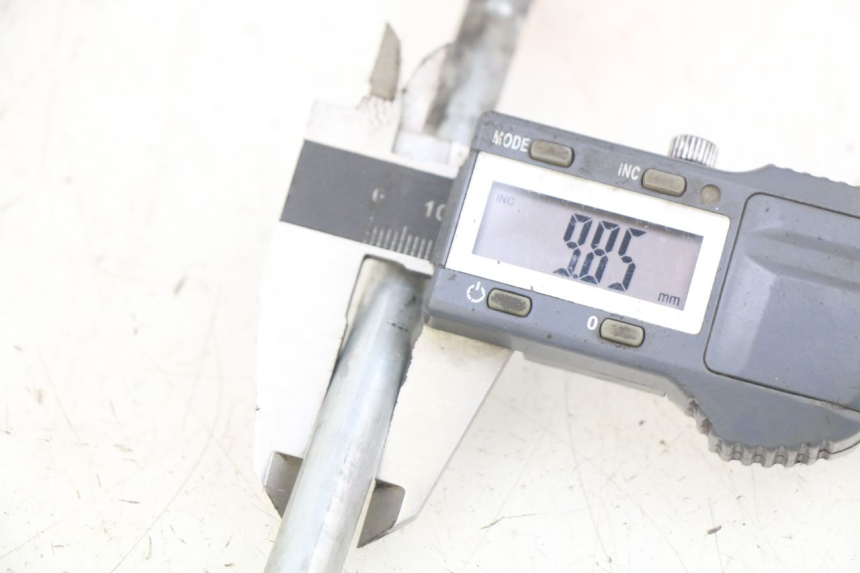 photo de OŚ KOŁA PRZEDNIEGO MBK BOOSTER SPIRIT 50 (1999 - 2003) - Szczegół części