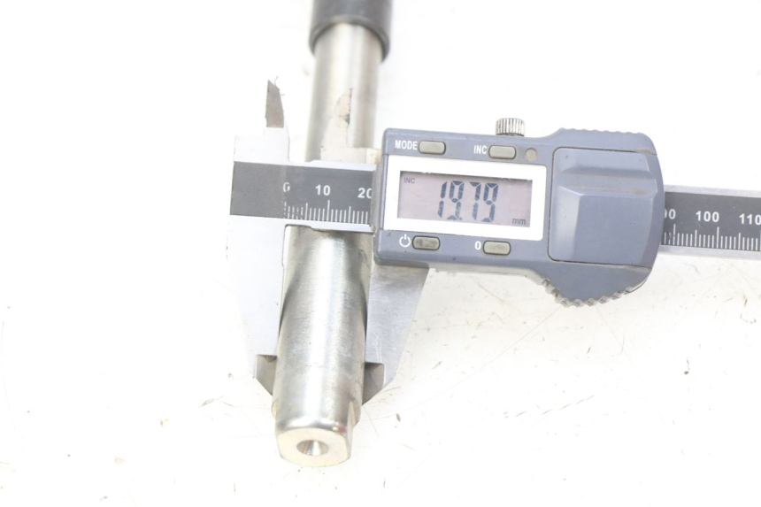 photo de OŚ KOŁA PRZEDNIEGO ROYAL ENFIELD BULLET CLASSIC 500 (2017 - 2020) - Inny kąt widzenia