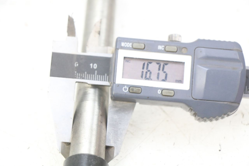 photo de OŚ KOŁA PRZEDNIEGO ROYAL ENFIELD BULLET CLASSIC 500 (2017 - 2020) - Zbliżenie techniczne