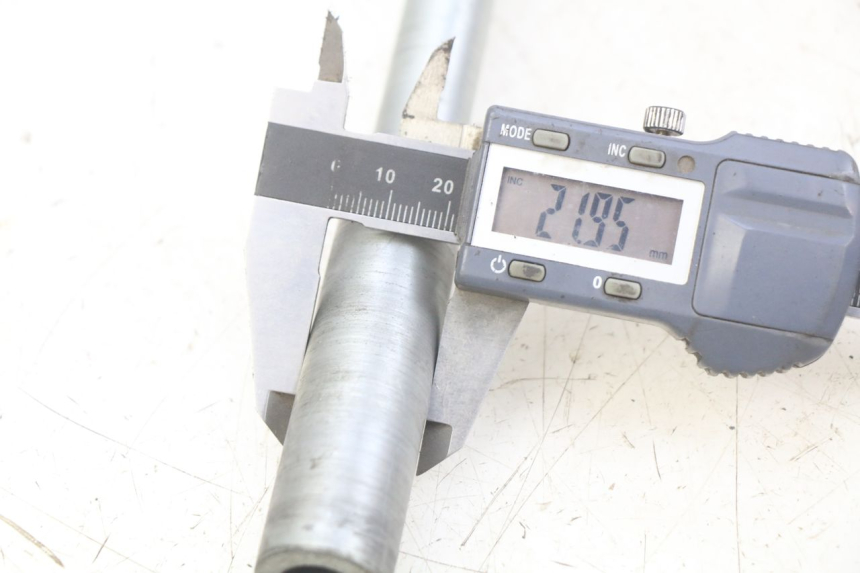 photo de OŚKA KOŁA PRZEDNIEGO SUZUKI BURGMAN 650 (2002 - 2004) - Szczegół części