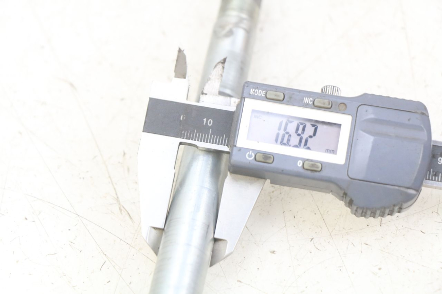 photo de OŚKA KOŁA PRZEDNIEGO SUZUKI BURGMAN 650 (2002 - 2004) - Zoom stanu zużycia