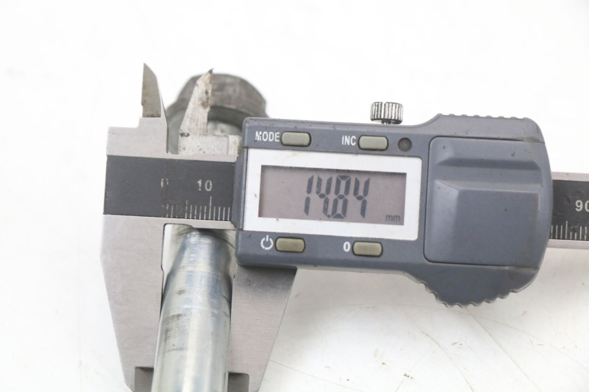 photo de OŚ KOŁA PRZEDNIEGO PEUGEOT BUXY 50 (1993 - 1998) - Inny kąt widzenia