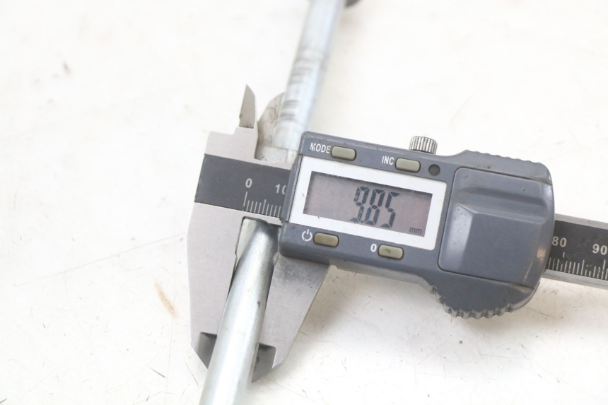 photo de OŚ KOŁA PRZEDNIEGO YAMAHA BW'S 50 (2004 - 2017) - Inny kąt widzenia