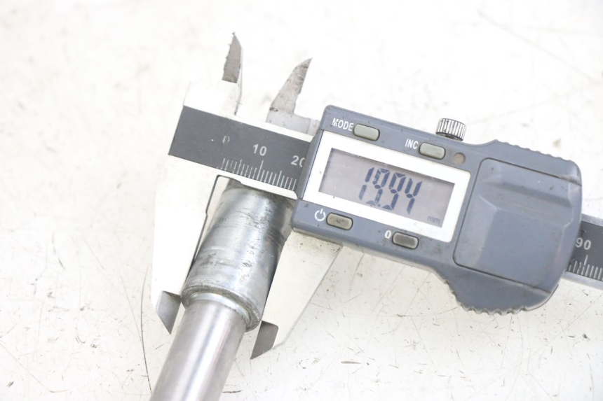 photo de OŚKA KOŁA PRZEDNIEGO HONDA CA REBEL 125 (1995 - 2001) - Inny kąt widzenia