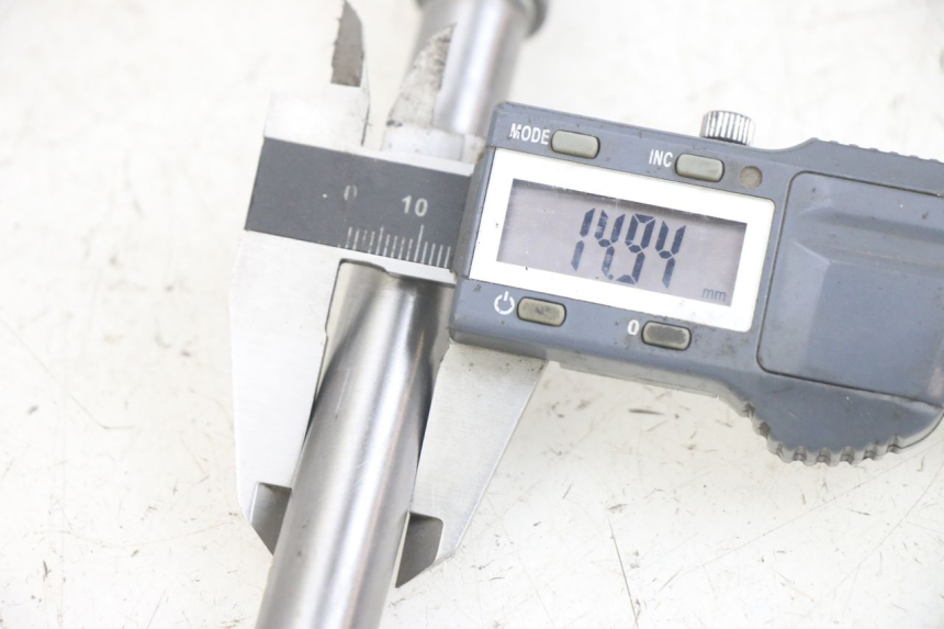 photo de OŚKA KOŁA PRZEDNIEGO HONDA CA REBEL 125 (1995 - 2001) - Zbliżenie techniczne