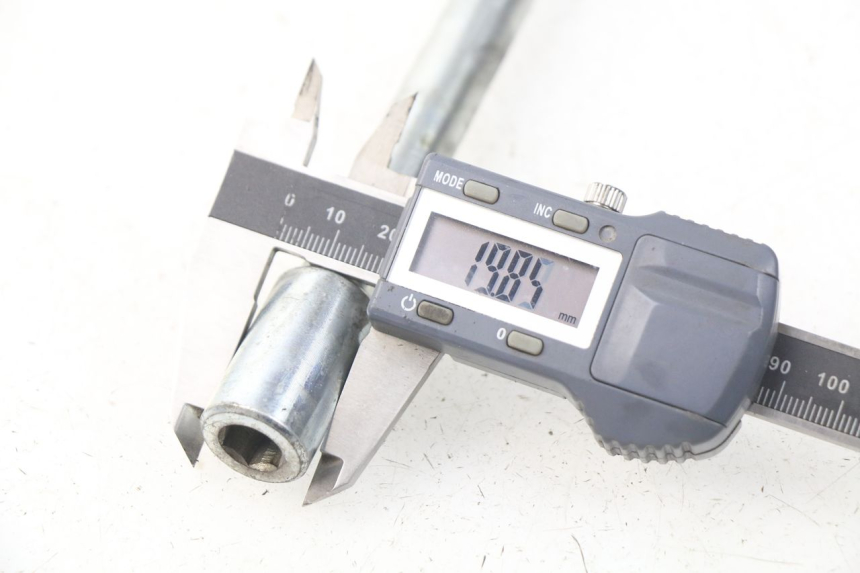 photo de OŚ KOŁA PRZEDNIEGO PIAGGIO CARNABY 125 (2007 - 2011) - Inny kąt widzenia