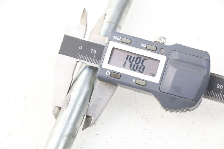 photo de OŚ KOŁA PRZEDNIEGO PIAGGIO CARNABY 125 (2007 - 2011) - Zbliżenie techniczne