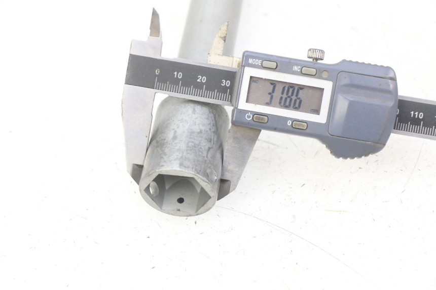 photo de OŚ KOŁA PRZEDNIEGO HONDA CB R 1000 (2018 - 2023) - Szczegół części