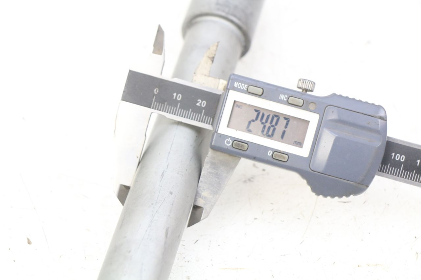 photo de OŚ KOŁA PRZEDNIEGO HONDA CB R 1000 (2018 - 2023) - Zoom stanu zużycia