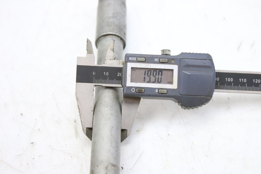 photo de OŚ KOŁA PRZEDNIEGO HONDA CBF 500 (2004 - 2007) - Punkty mocowania