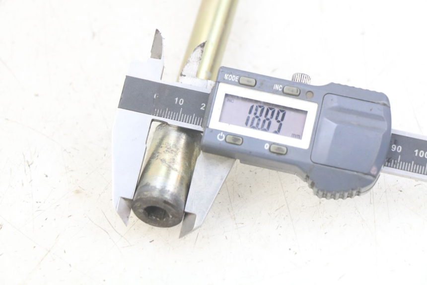 photo de OŚKA KOŁA PRZEDNIEGO PEUGEOT CITYSTAR AIR 125 (2014 - 2017) - Inny kąt widzenia