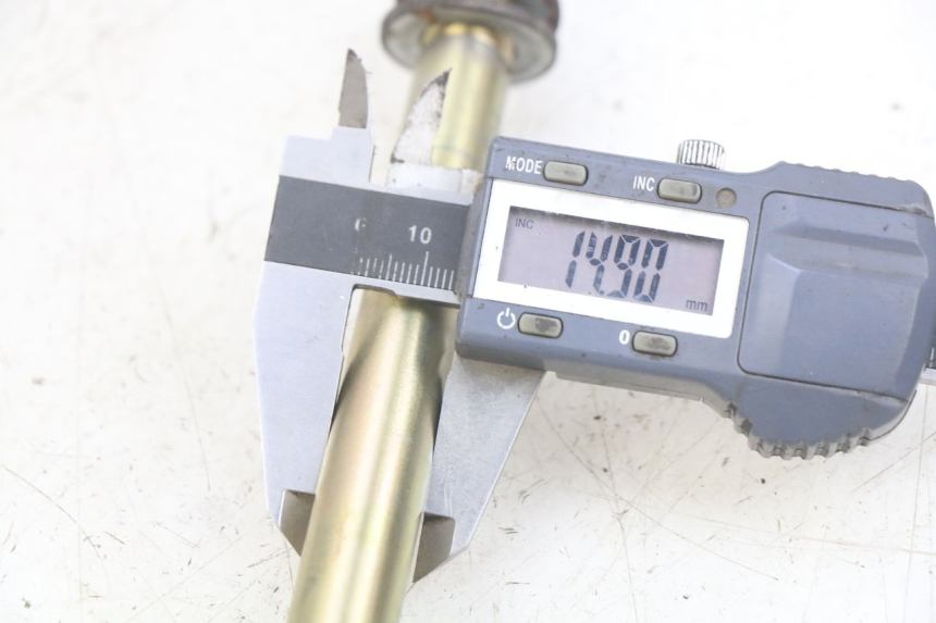 photo de OŚKA KOŁA PRZEDNIEGO PEUGEOT CITYSTAR AIR 125 (2014 - 2017) - Zbliżenie techniczne