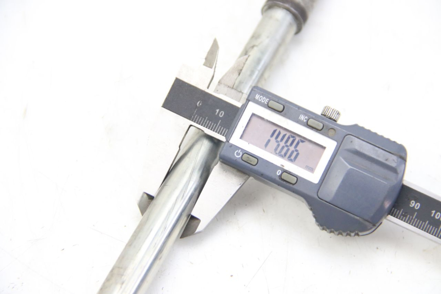 photo de OŚ PRZEDNIEGO KOŁA PEUGEOT CITYSTAR 125 (2011 - 2017) - Inny kąt widzenia