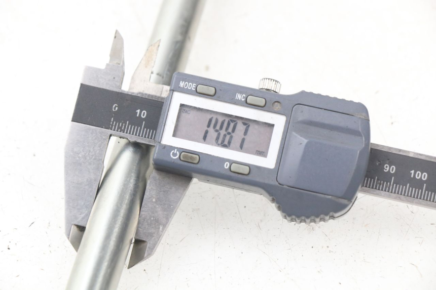 photo de OŚ PRZEDNIEGO KOŁA PEUGEOT CITYSTAR 50 (2013 - 2017) - Zbliżenie techniczne