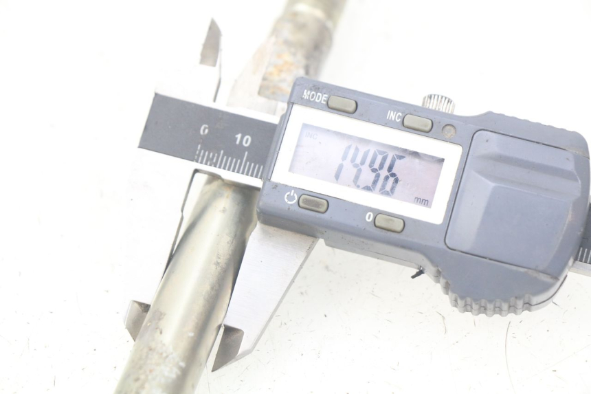 photo de OŚ PRZEDNIEGO KOŁA PEUGEOT CITYSTAR 50 (2013 - 2017) - Inny kąt widzenia