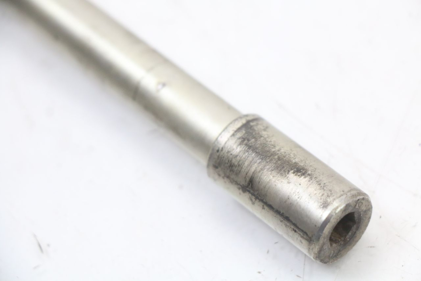 photo de OŚ PRZEDNIEGO KOŁA PEUGEOT CITYSTAR 50 (2013 - 2017) - Inny kąt widzenia