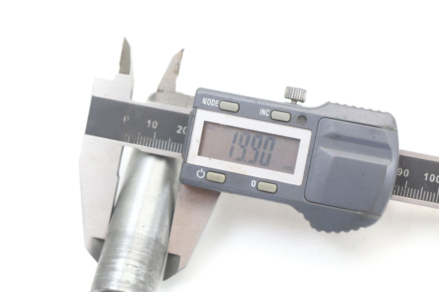 photo de OŚ KOŁA PRZEDNIEGO APRILIA CLASSIC 125 (1995 - 2001) - Zbliżenie techniczne