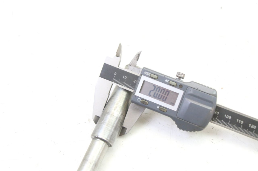 photo de OŚ KOŁA PRZEDNIEGO APRILIA CLASSIC 125 (1995 - 2001) - Zbliżenie techniczne