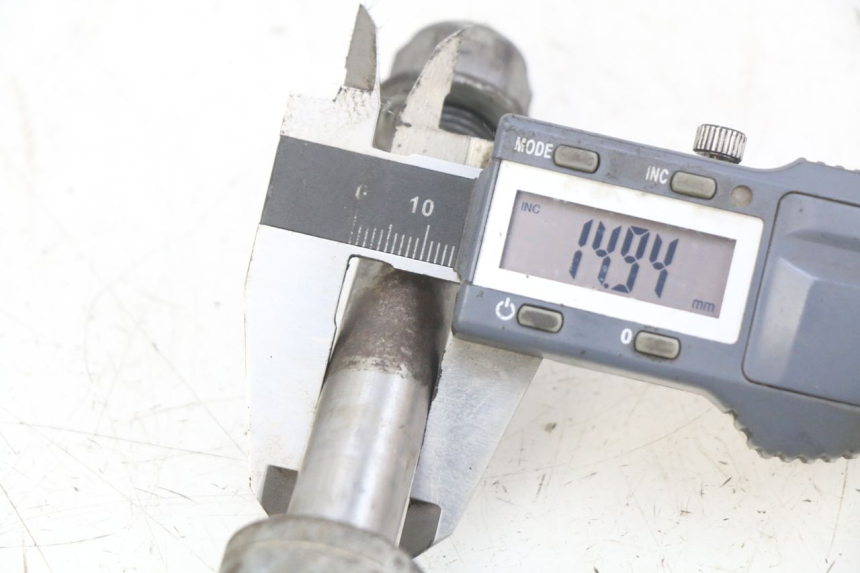 photo de OŚKA KOŁA PRZEDNIEGO HONDA CM 125 (1983 - 2003) - Zbliżenie techniczne