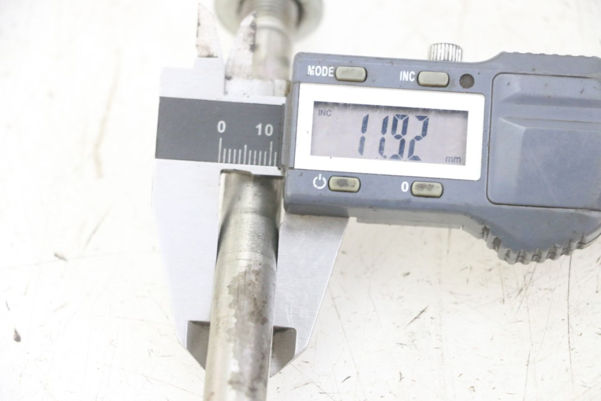 photo de OŚKA KOŁA PRZEDNIEGO HONDA CRF-F CRF F 110 (2019 - 2022) - Zoom stanu zużycia